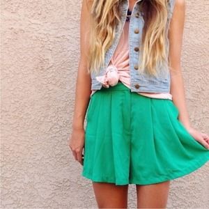 Bb Dakota Kelly green pleated shorts Size 8 NWT